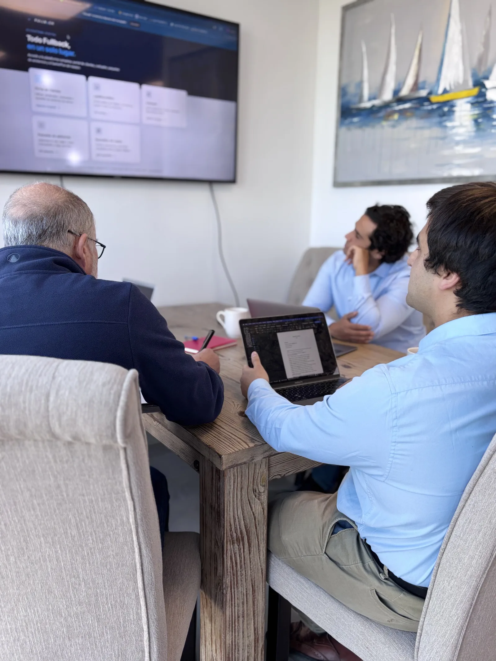 Equipo de CLM en una reunión de trabajo