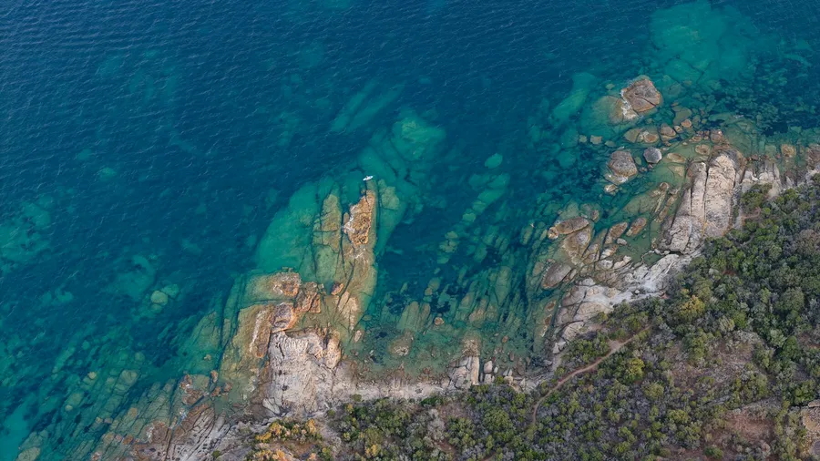Vista aérea de una costa rocosa con agua turquesa