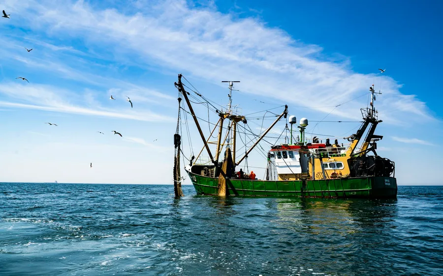 Barco pesquero de arrastre faenando en el mar