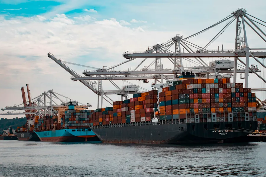 Buques portacontenedores atracados bajo las grúas de un terminal