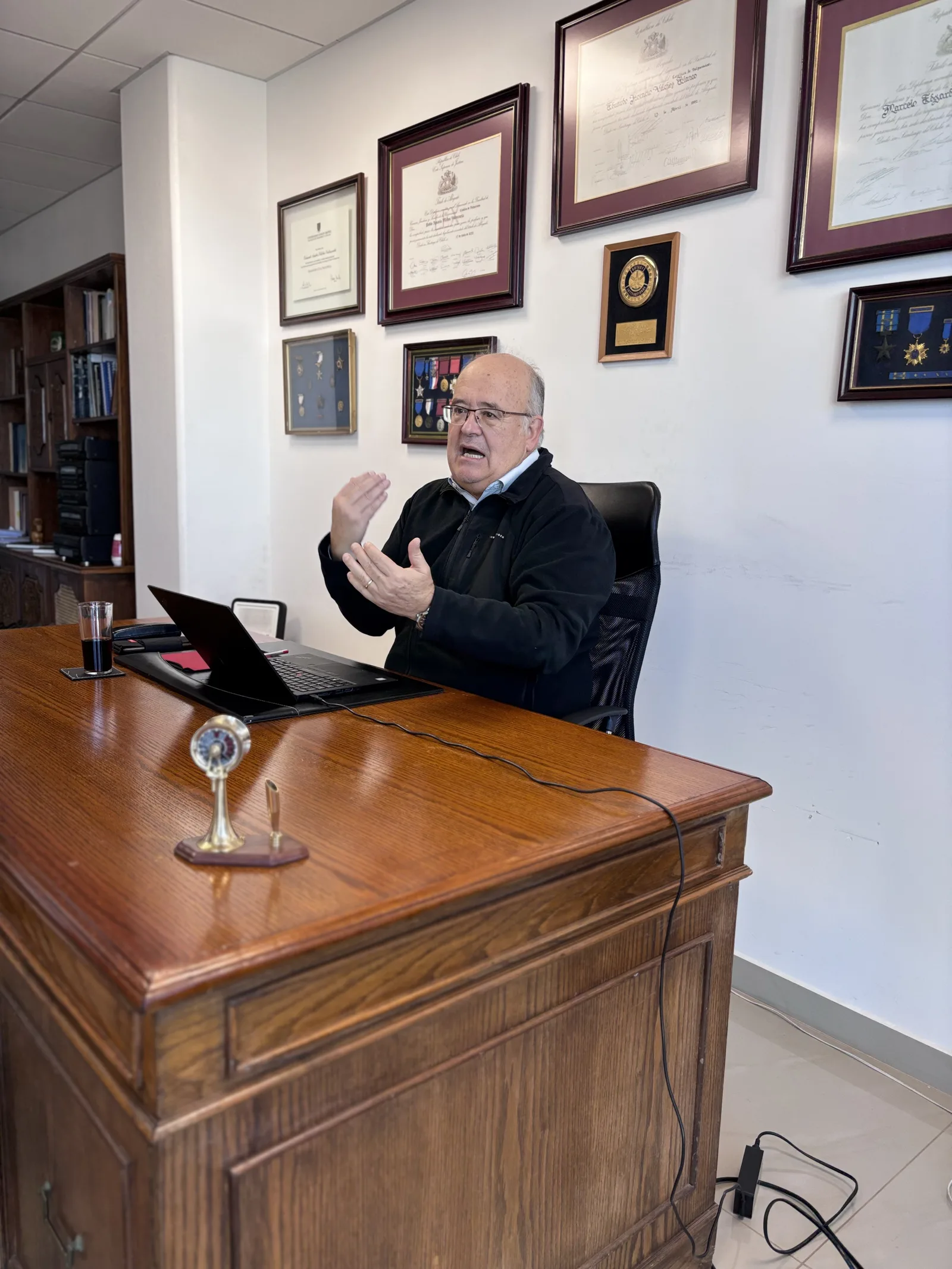 Abogado senior de CLM explicando un caso en su despacho