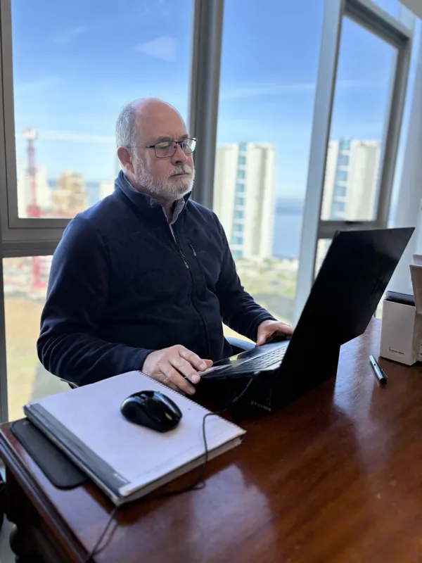 Abogado de CLM trabajando en la oficina de Viña del Mar