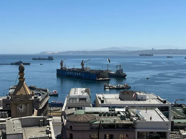 Bahía de Valparaíso con dique flotante y buques fondeados