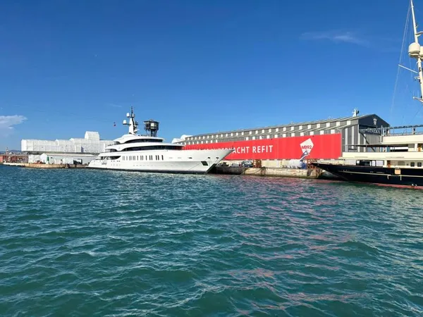 Superyate atracado en un astillero de reparación